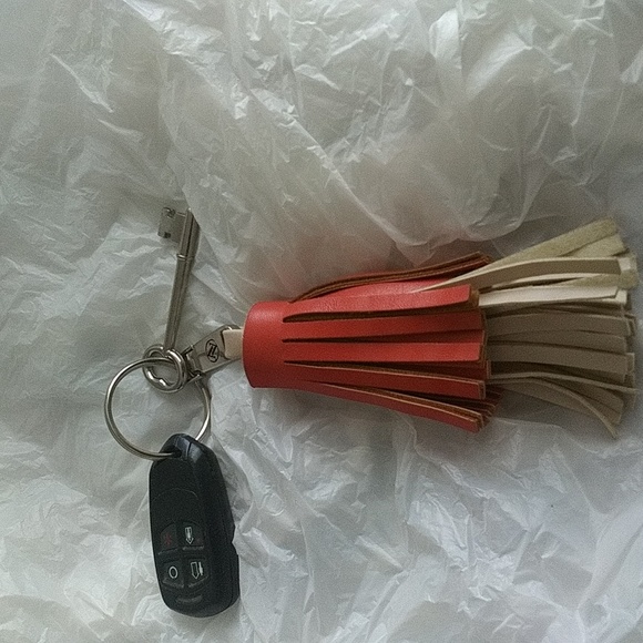 Designer Adrienne Vittadini Silver (color) key cha - Picture 3 of 6